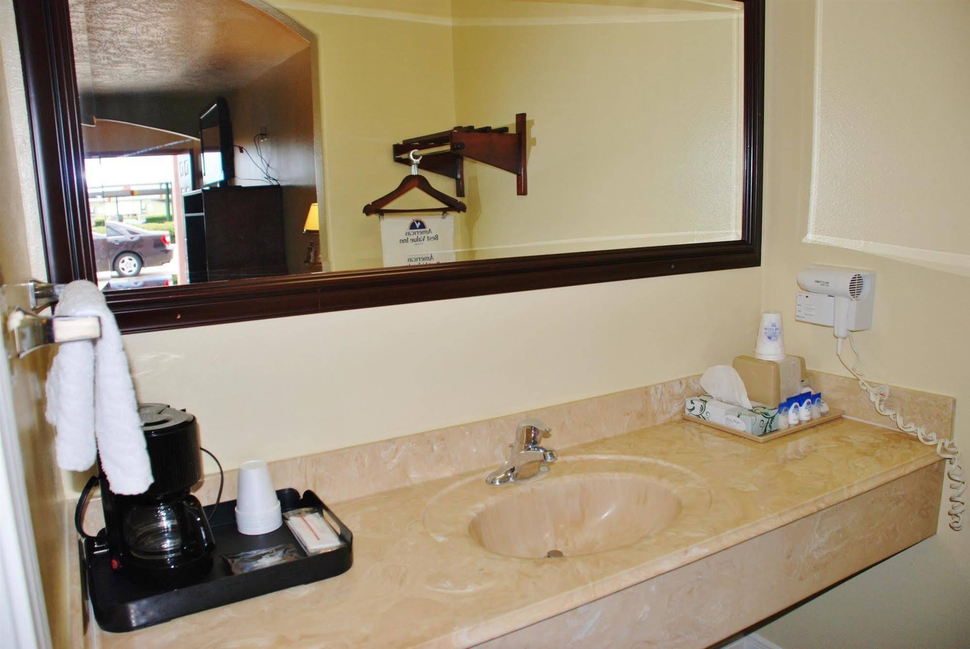 Americas Best Value Inn & Suites Hempstead Exteriör bild