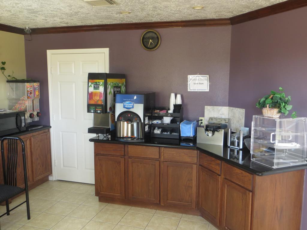 Americas Best Value Inn & Suites Hempstead Exteriör bild