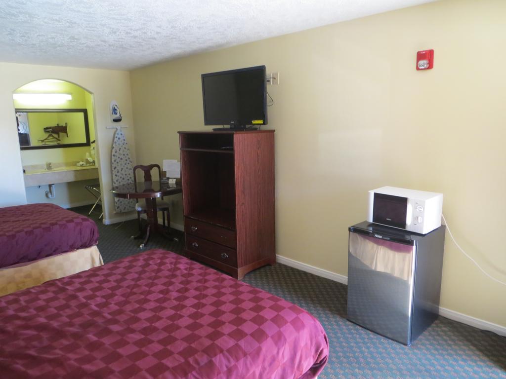 Americas Best Value Inn & Suites Hempstead Exteriör bild