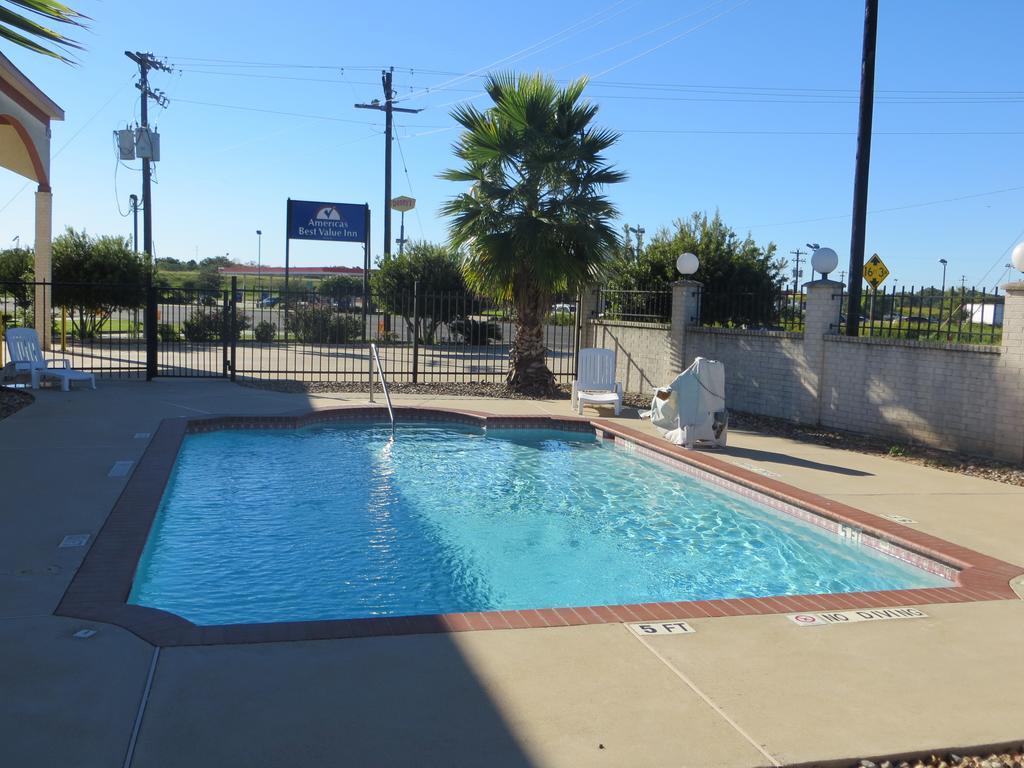Americas Best Value Inn & Suites Hempstead Exteriör bild