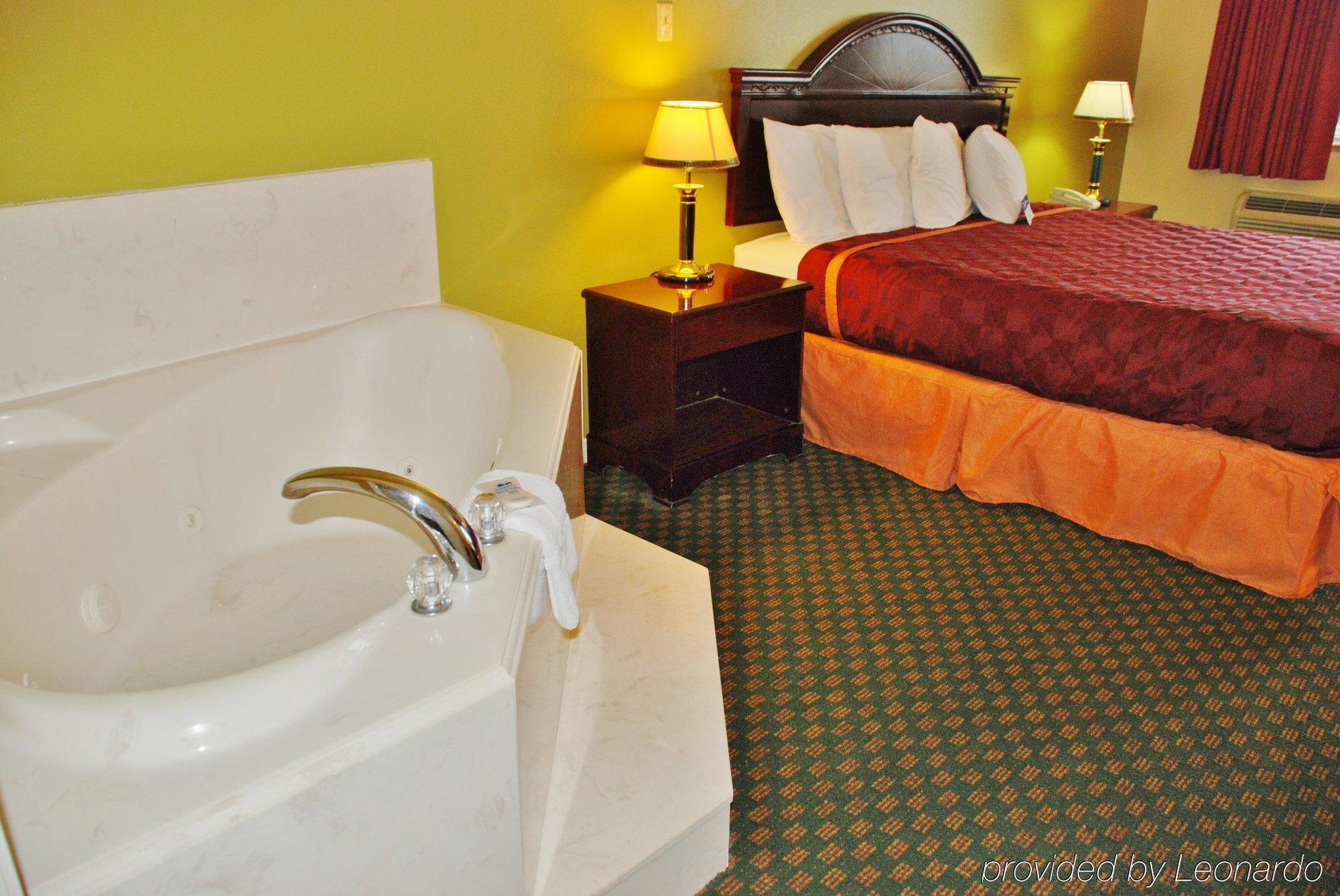 Americas Best Value Inn & Suites Hempstead Exteriör bild