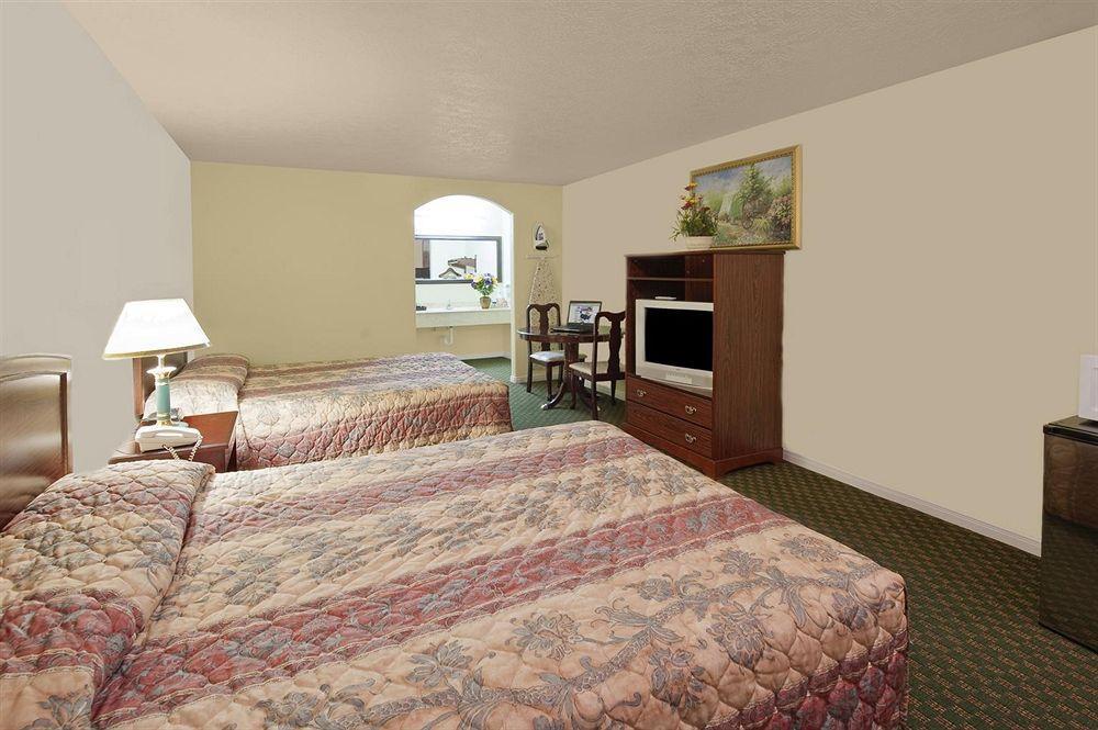 Americas Best Value Inn & Suites Hempstead Exteriör bild