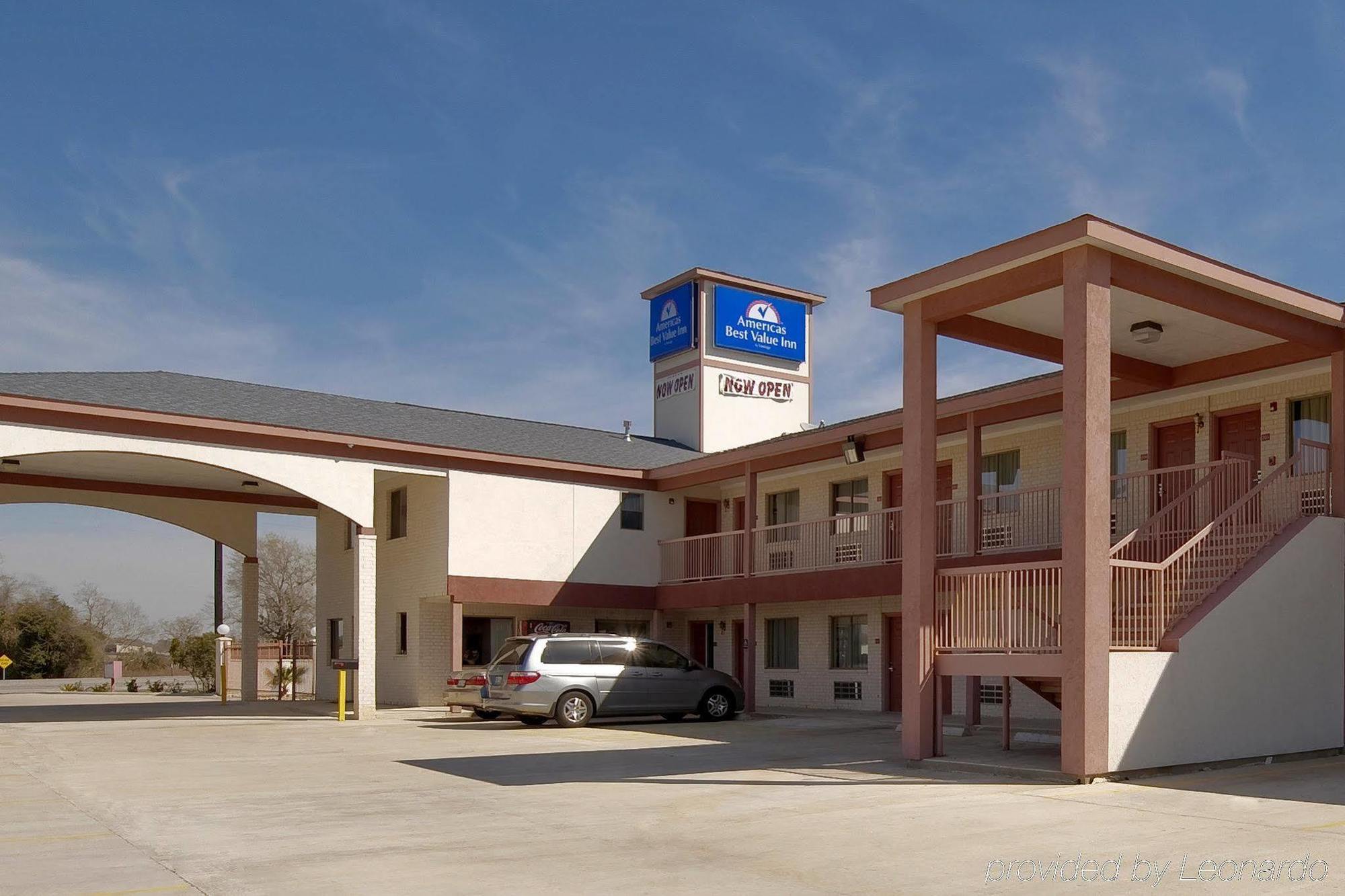 Americas Best Value Inn & Suites Hempstead Exteriör bild