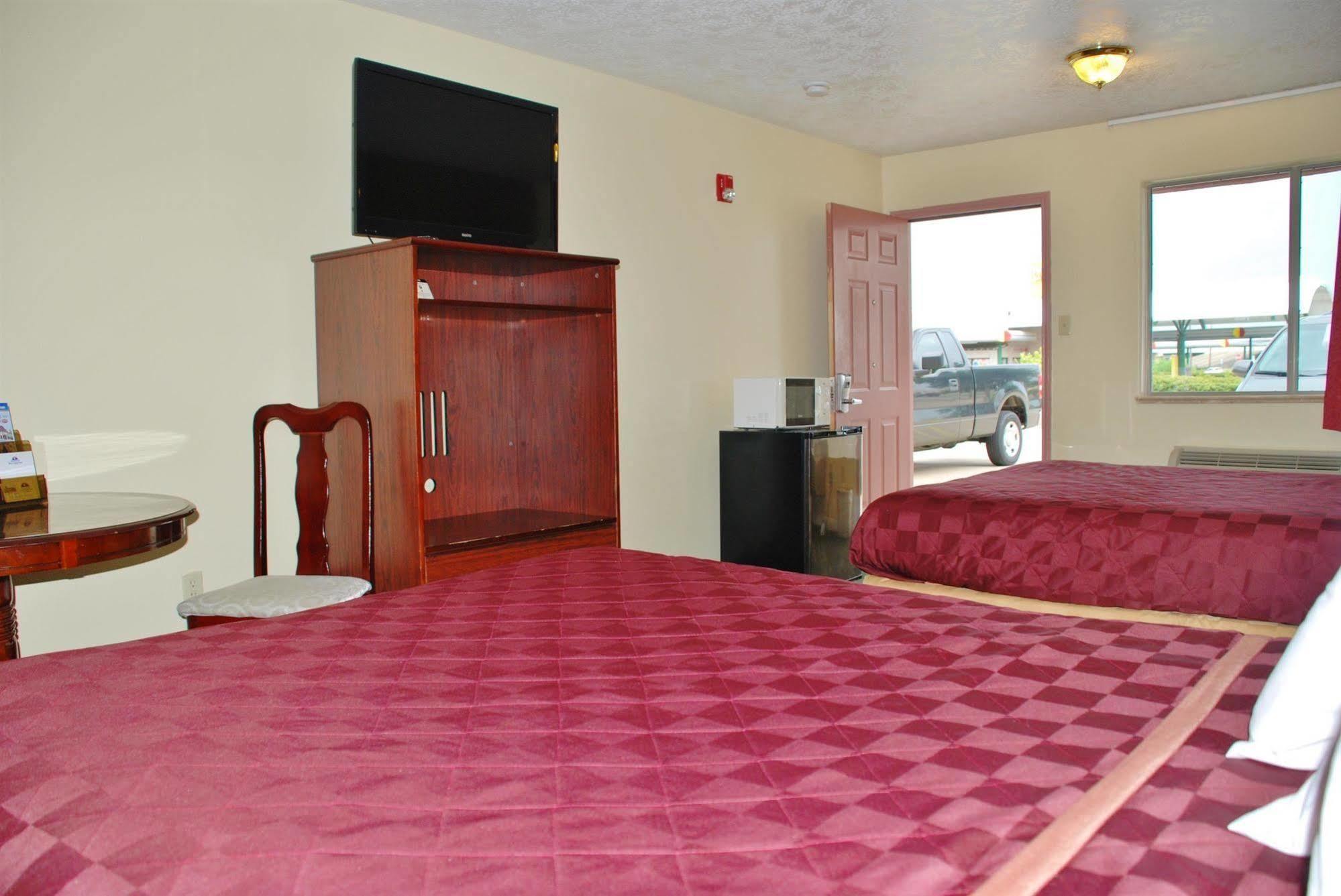 Americas Best Value Inn & Suites Hempstead Exteriör bild
