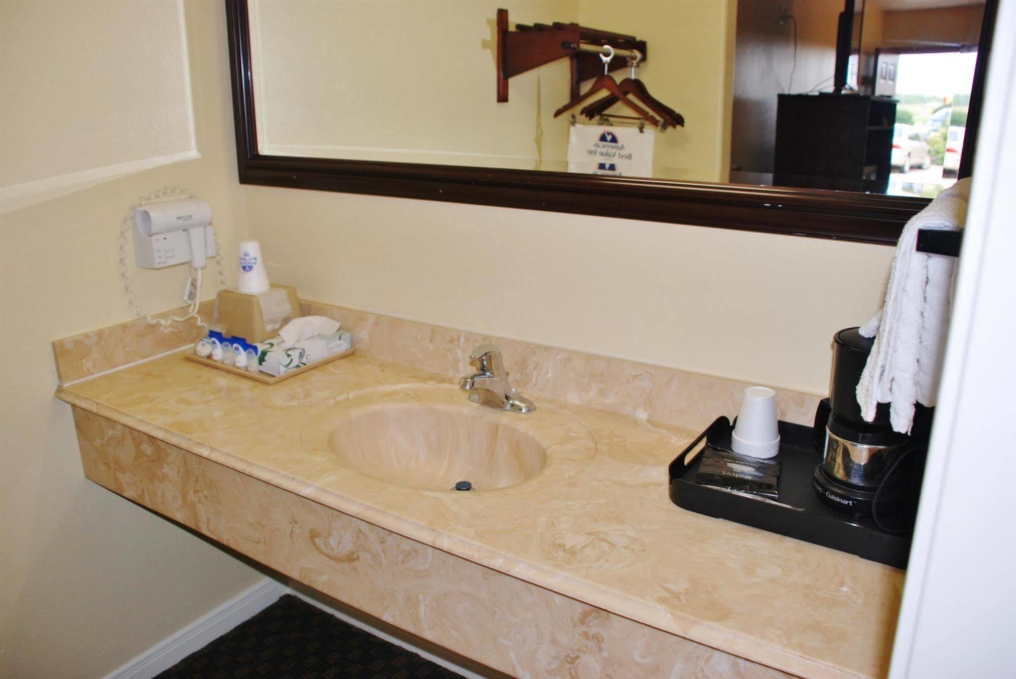 Americas Best Value Inn & Suites Hempstead Exteriör bild