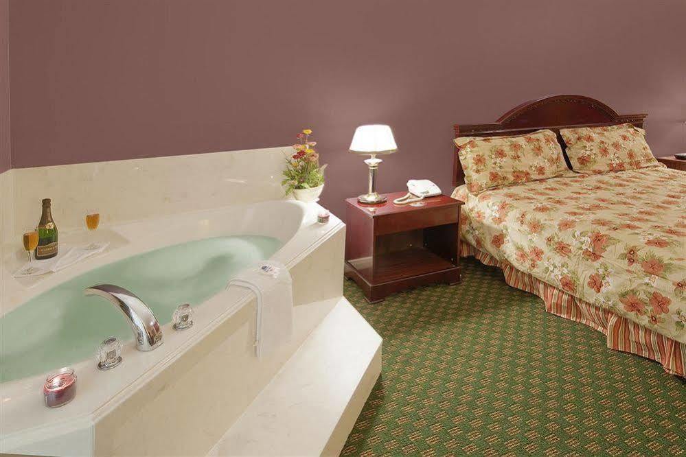 Americas Best Value Inn & Suites Hempstead Exteriör bild